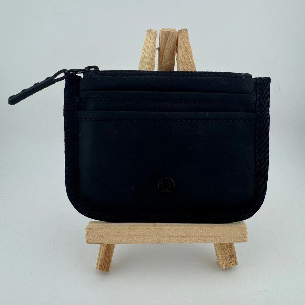 Lululemon True Identity Card Turner Pouch Black Excellent Zip Card Holder